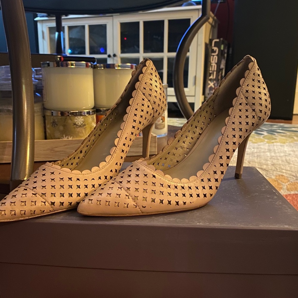 Ann Taylor Scallop pump
